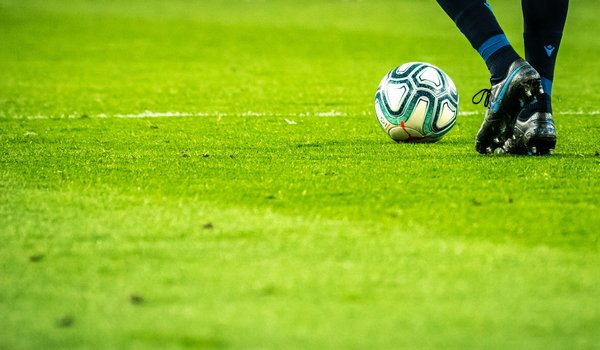 Comment les clubs de football peuvent-ils structurer des programmes d'entraînement pour les joueurs revenant de congé maternité?
